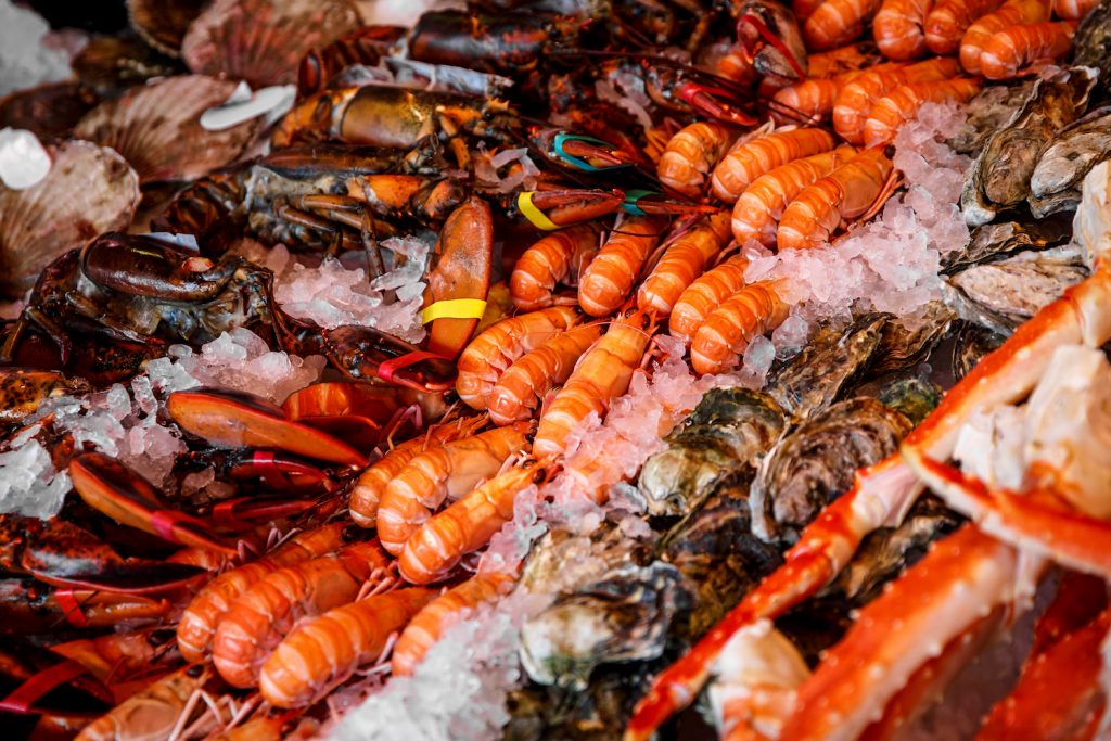 Puertas rápidas Seafood on ice at the fish market.