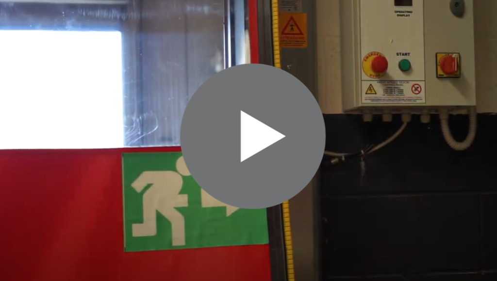 Video de Puerta Rapida Industrial con Salida de Emergencia